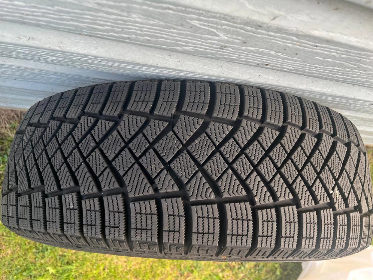 Pirelli Ice Zero Studless Tire 215/65 R17 - photo 2