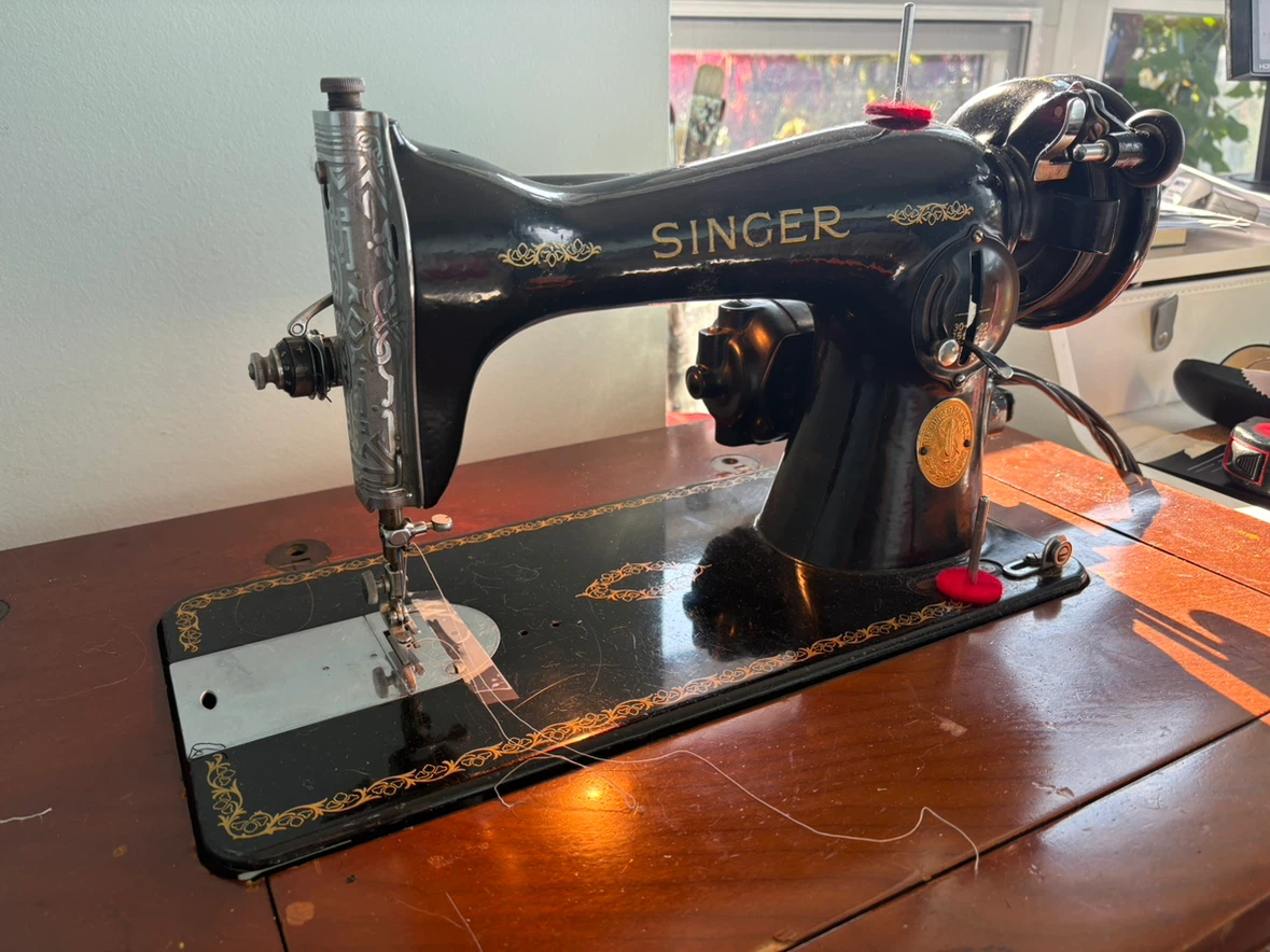 SERVICED Vintage Singer Sewing Machine with Stool - photo 4