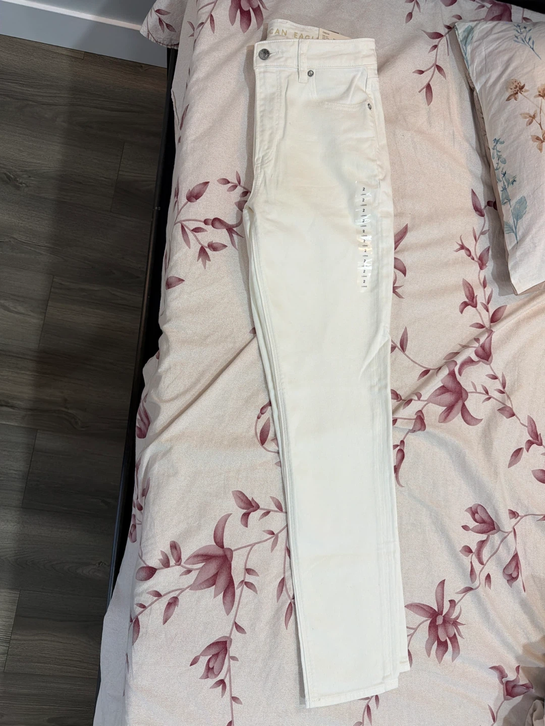 American Eagle White Mom Jeans Size 2 Long - photo 3