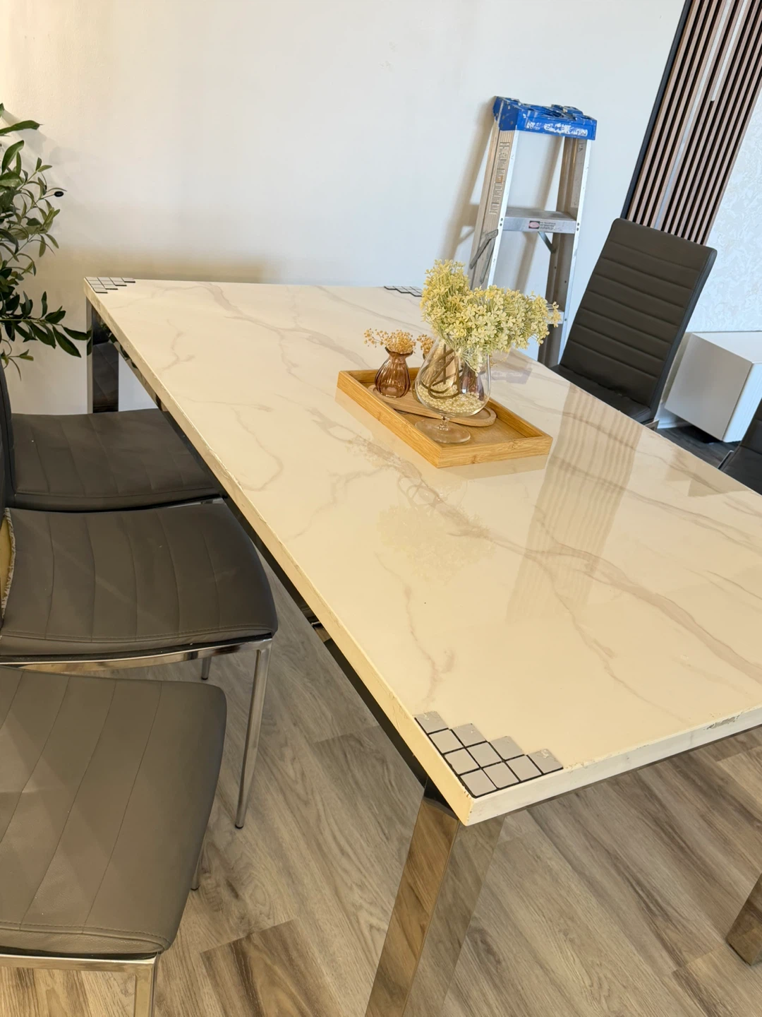 White Marble-Look Dining Table with Chrome Legs - photo 3