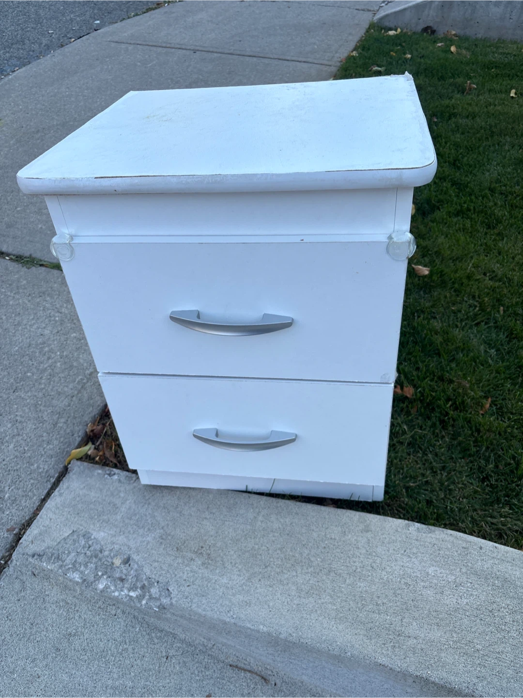 White 2-drawer nightstand