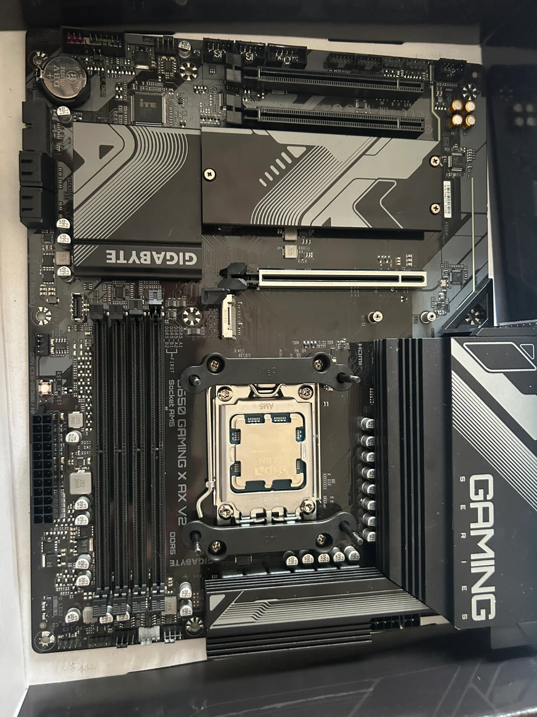 Gigabyte B650 Gaming X AX V2 Motherboard no cpu