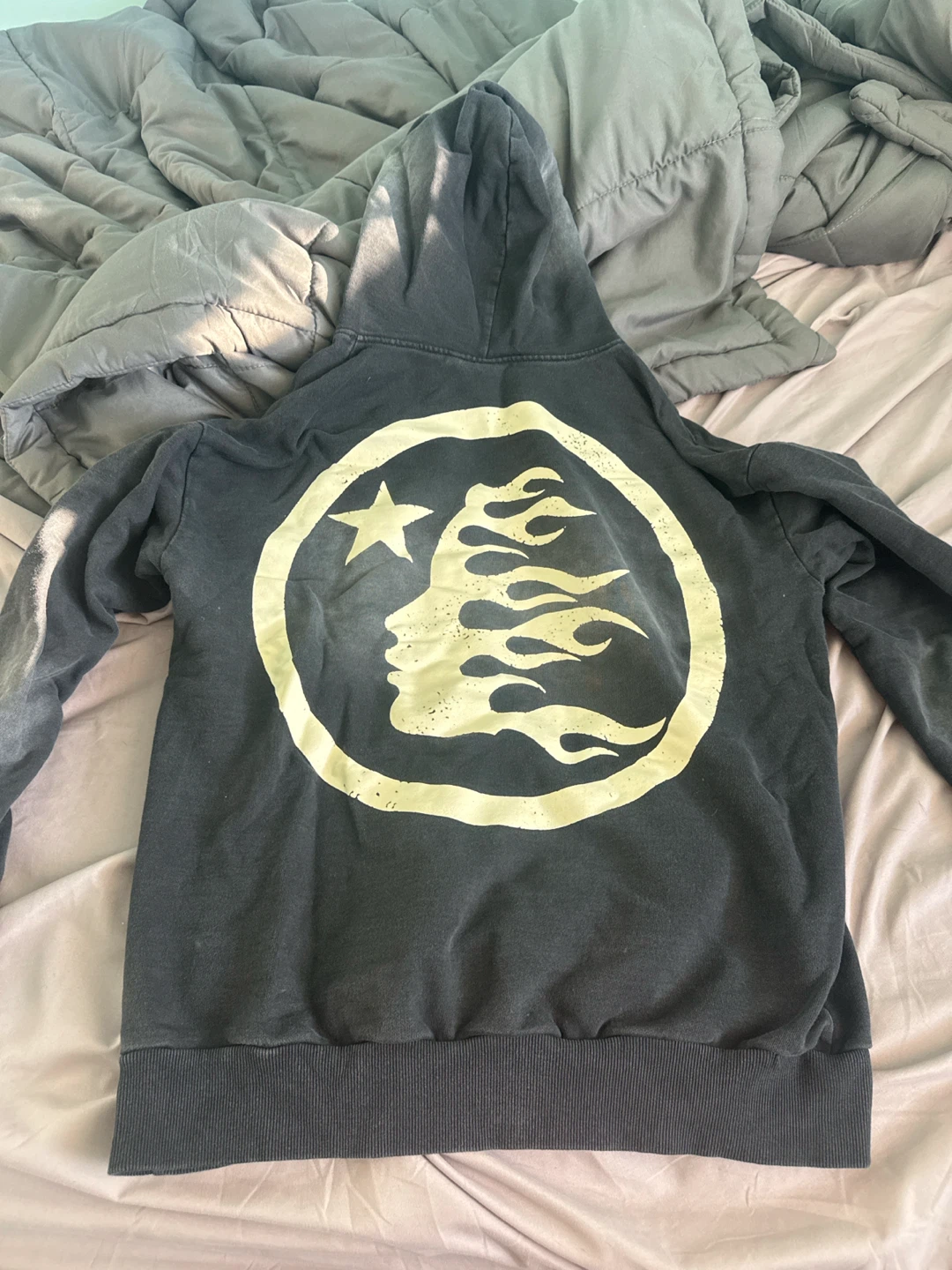 Im selling a hellstar hoodie - photo 3