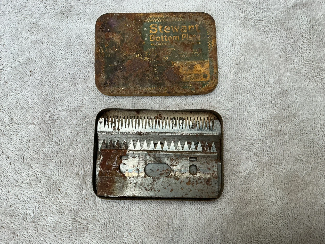 2 Vintage Stewart Clipmaster Clipper Blades With Original Tin - photo 3