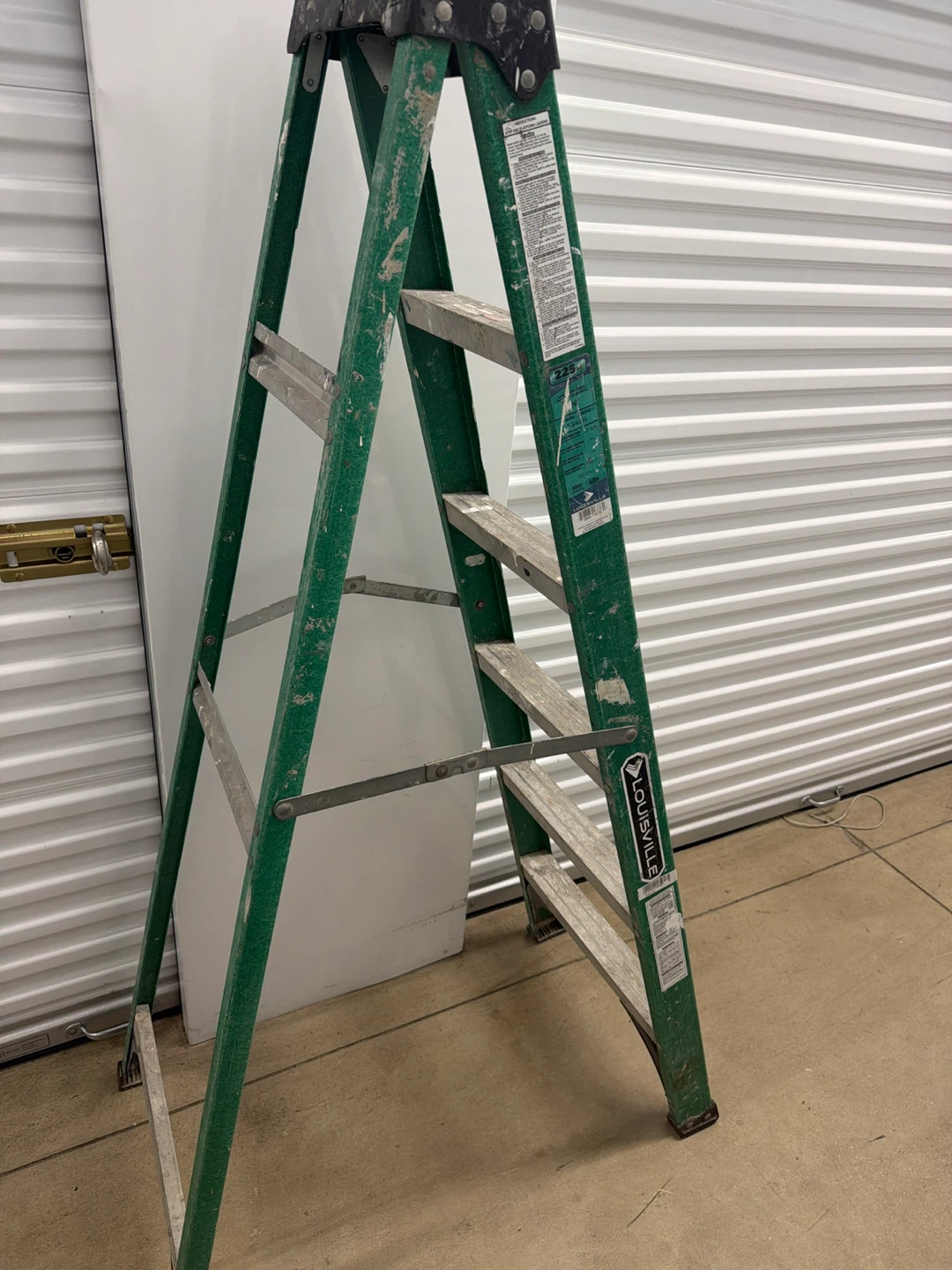 Louisville 6ft Fiberglass Step Ladder FS4006 - photo 2