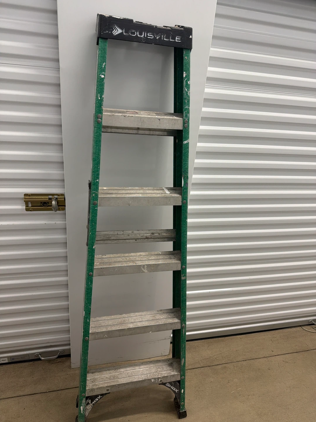 Louisville 6ft Fiberglass Step Ladder FS4006 - photo 4