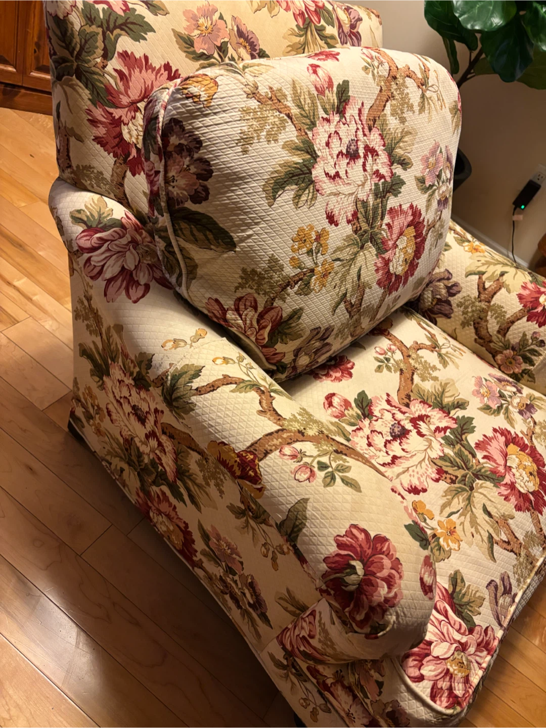 Floral pattern upholstered armchair - photo 3
