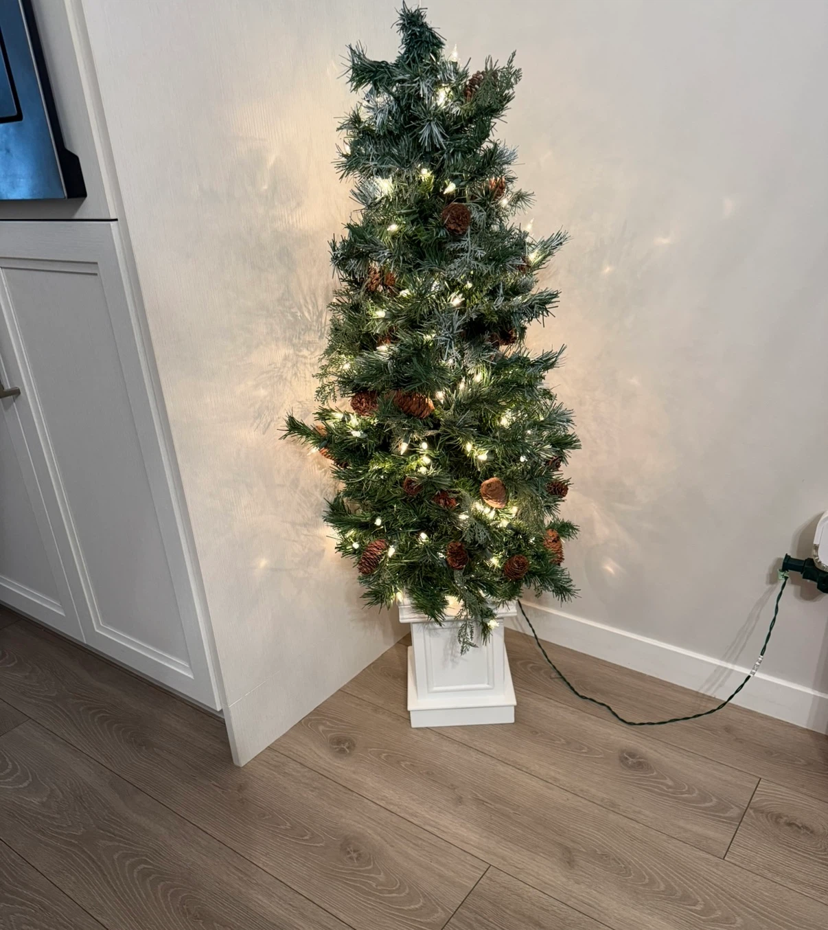 Noma 4 Foot Lighted Frosted Urn Tree 250 Branches