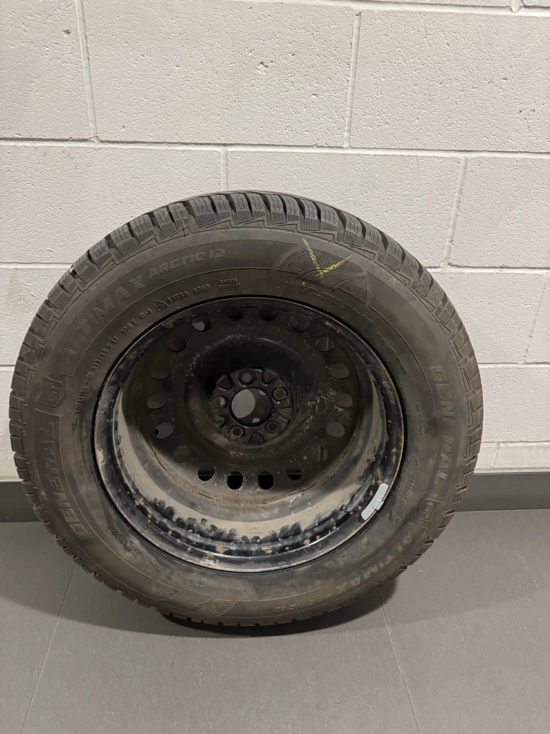 Brand New Tire used for 13 weeks!! 235/35 R 17 M&S Winter Tire - photo 2