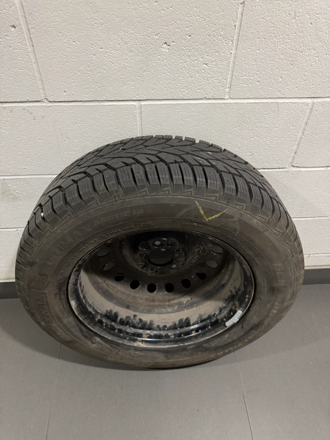 Brand New Tire used for 13 weeks!! 235/35 R 17 M&S Winter Tire - photo 3
