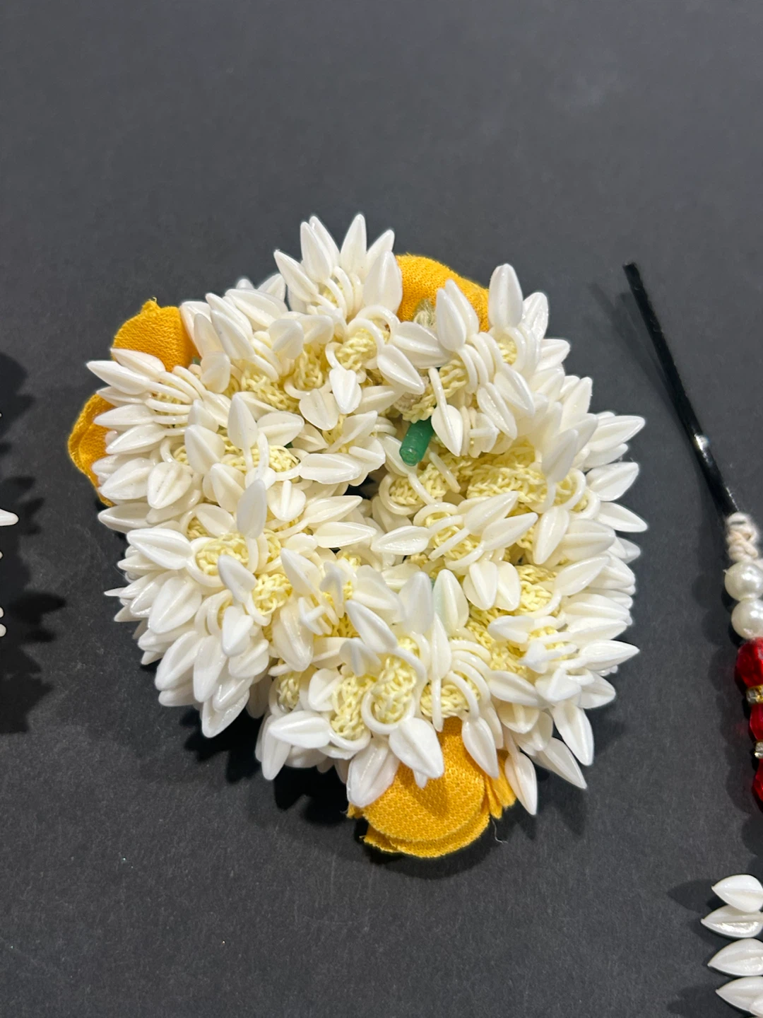 Gajra scrunchies and hairpins - photo 2