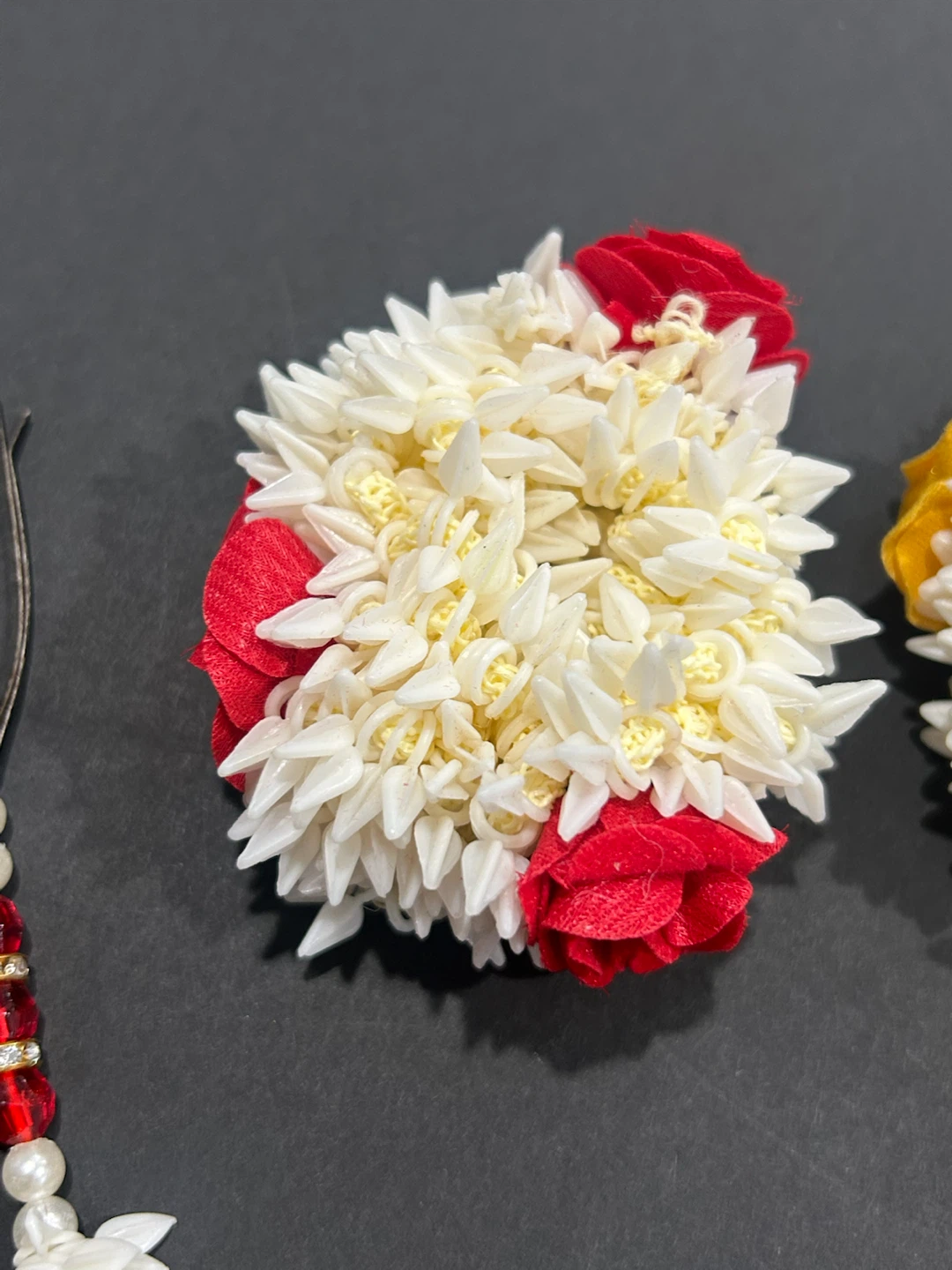 Gajra scrunchies and hairpins - photo 3