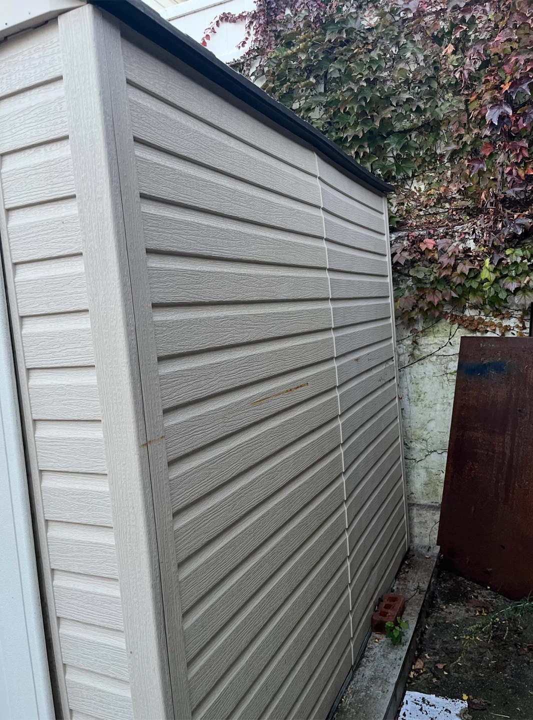 Outdoor Rubbermaid Beige Storage Shed - photo 2
