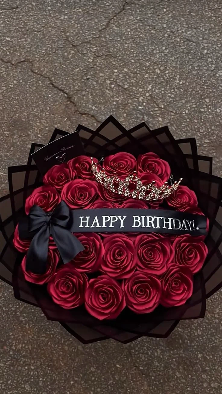Bouquet de roses satinées avec couronne
