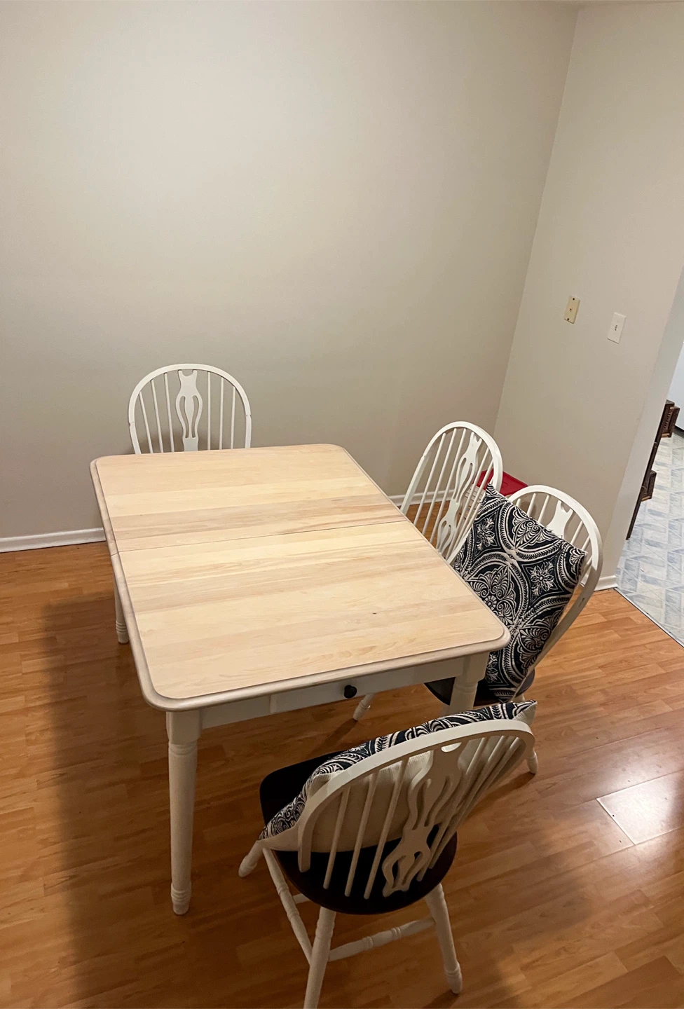 Kitchen/dining table + 5 chairs