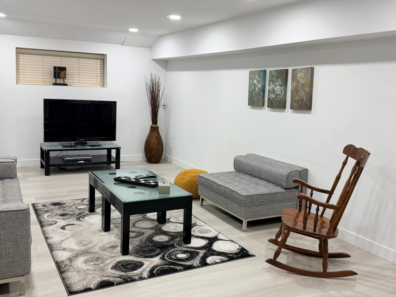 Fully furnished two bedroom basement suite - photo 2