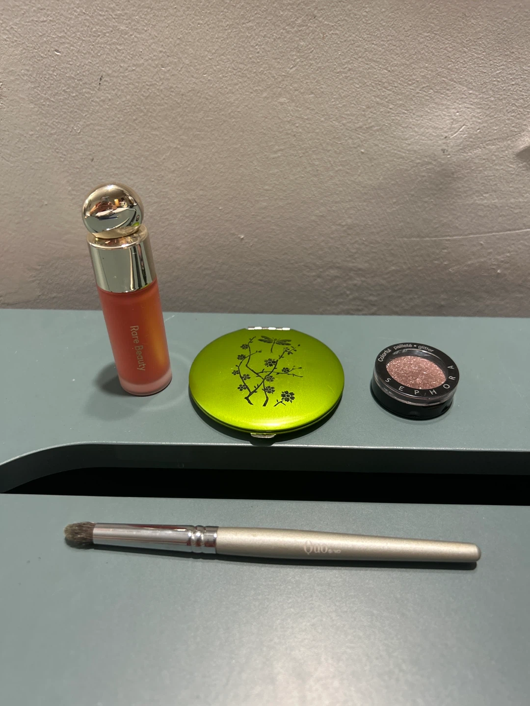 Assorted make up accessories
