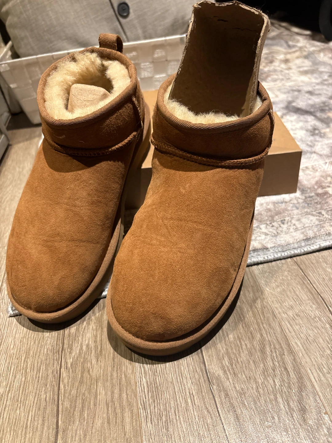 Uggs ladies size 7 short boot new/never worn