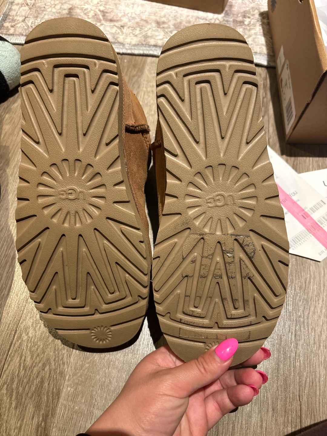Uggs ladies size 7 short boot new/never worn - photo 3