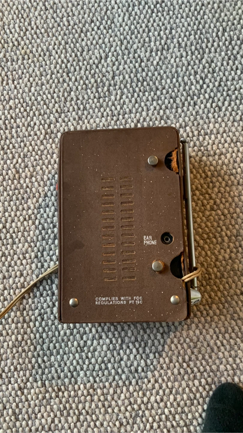 Vintage General Electric Solid State Radio - photo 2