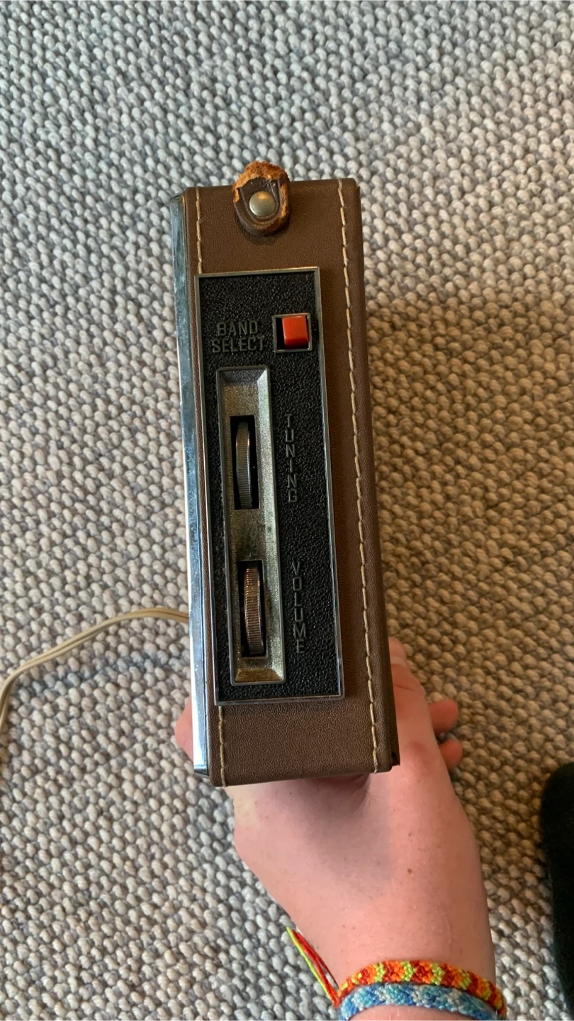 Vintage General Electric Solid State Radio - photo 3