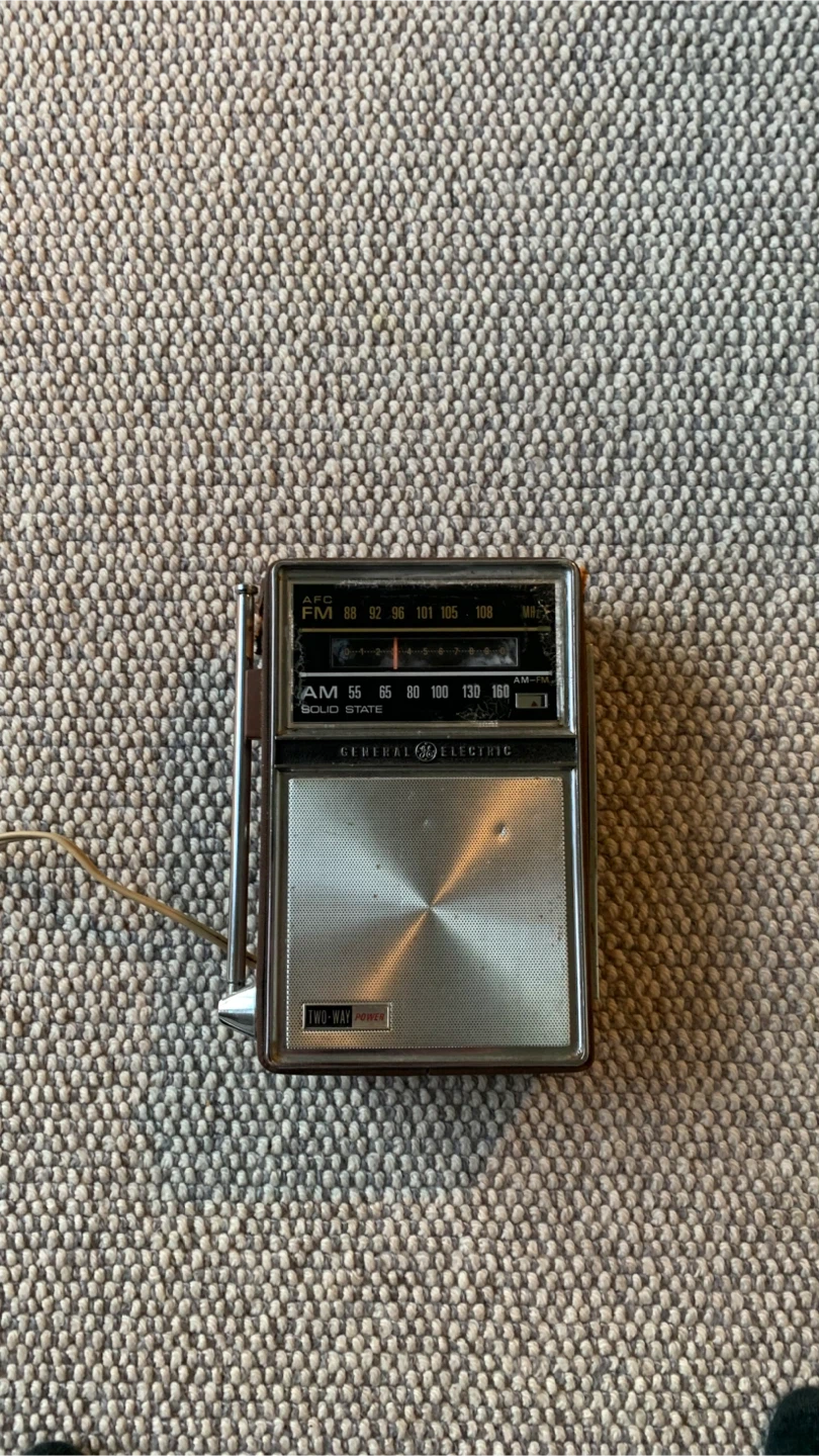 Vintage General Electric Solid State Radio - photo 4