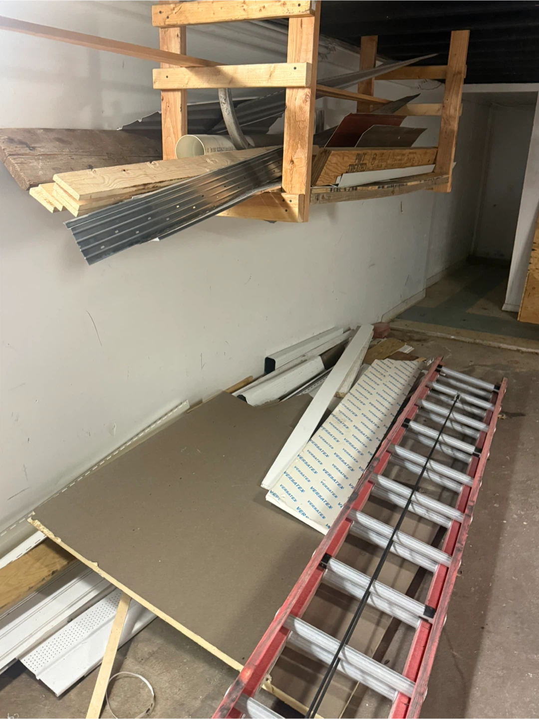 Werner 28 ‘ fiberglass ladder orange