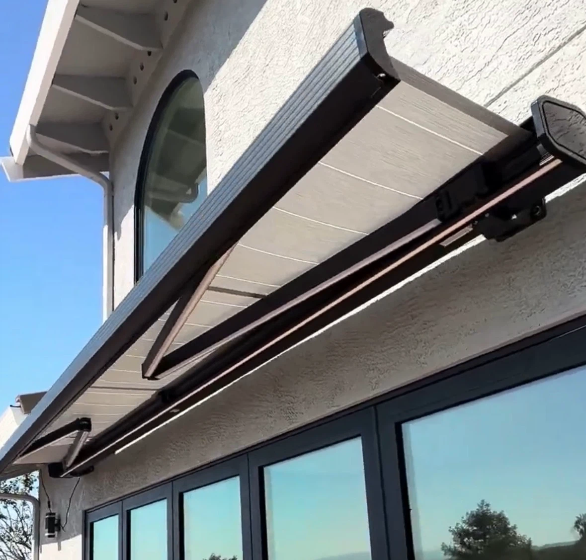 Retractable electric Awning
