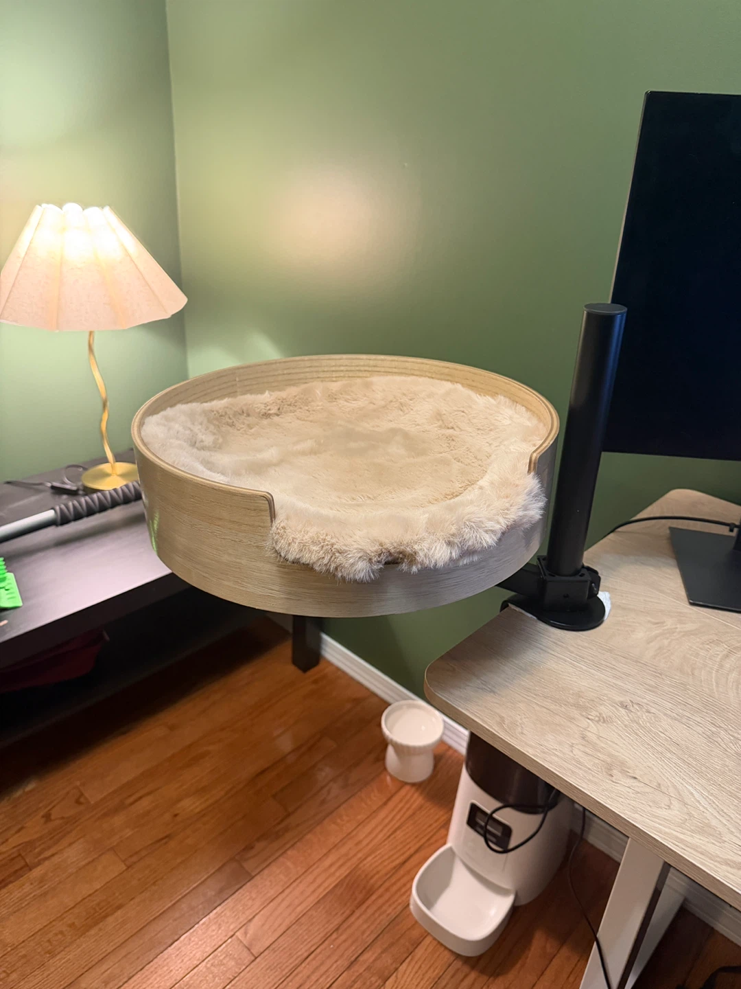 Desk cat bed with clamp