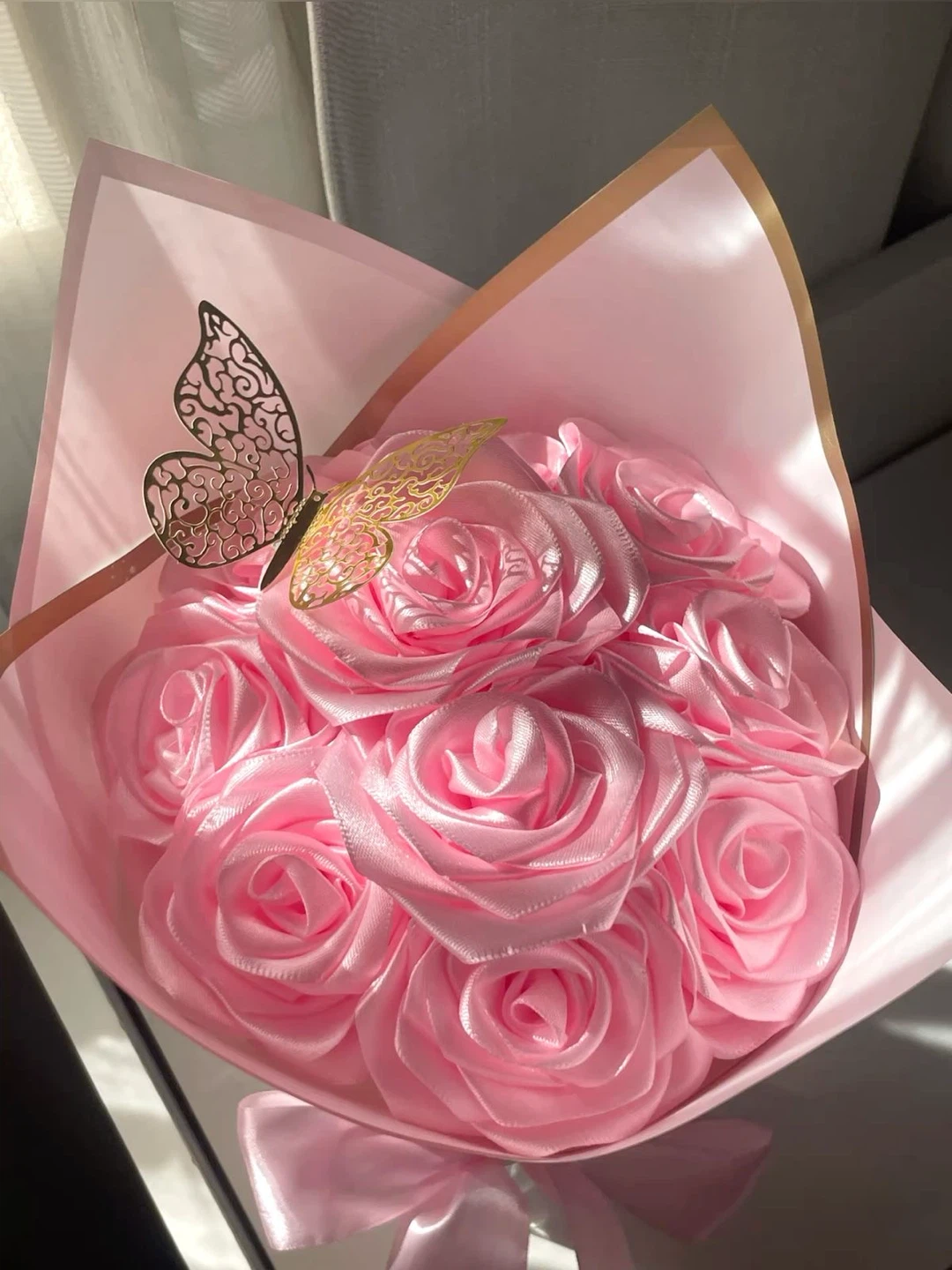 Bouquet de roses en ruban rose