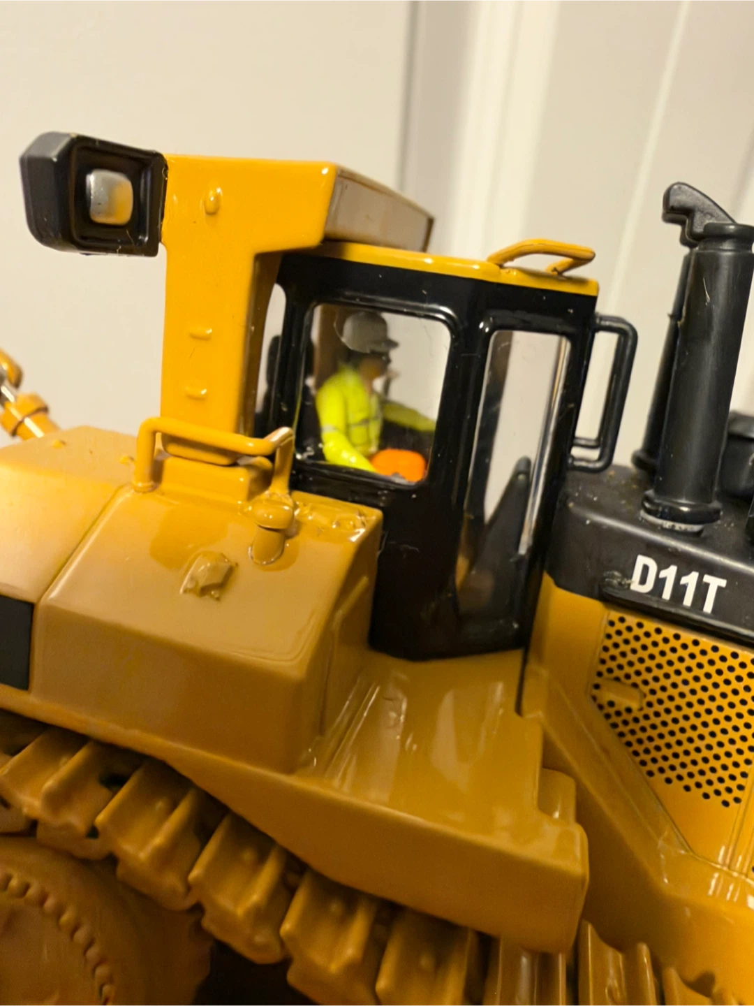 Caterpillar D11T Diecast Bulldozer Model - photo 2