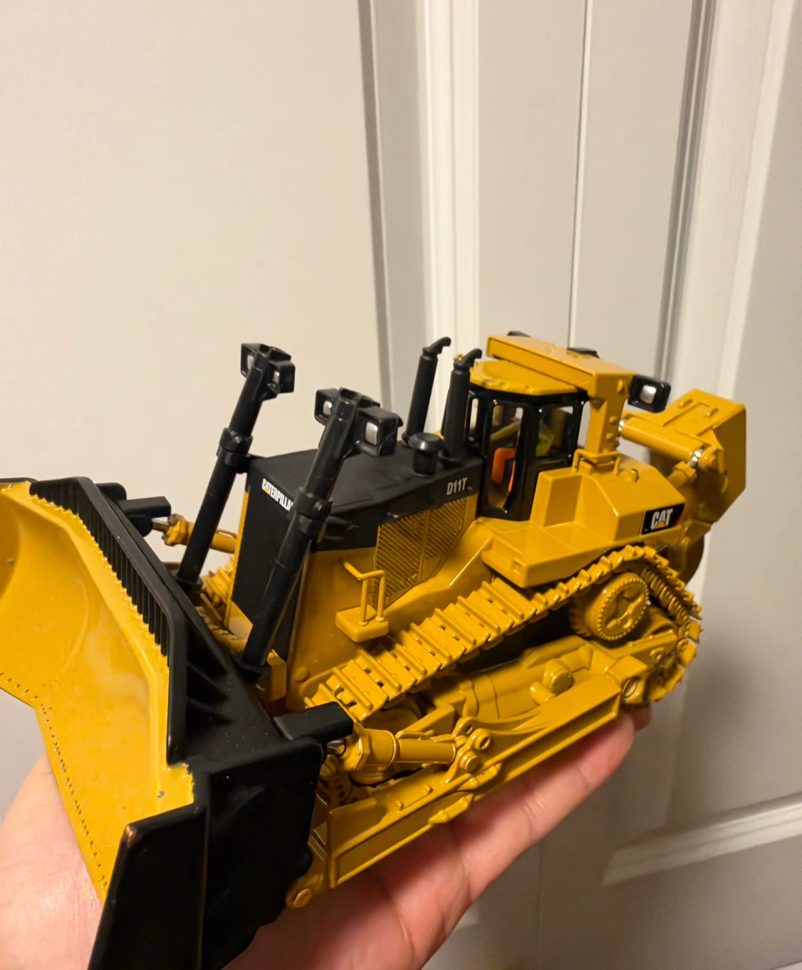Caterpillar D11T Diecast Bulldozer Model - photo 3