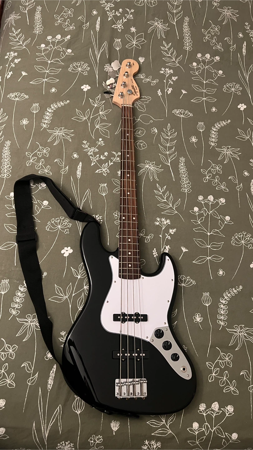 Squier Jazz Bass + Fender Rumble 15 Bass Amplifier