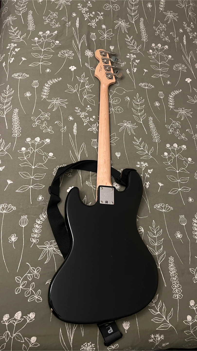 Squier Jazz Bass + Fender Rumble 15 Bass Amplifier - photo 2