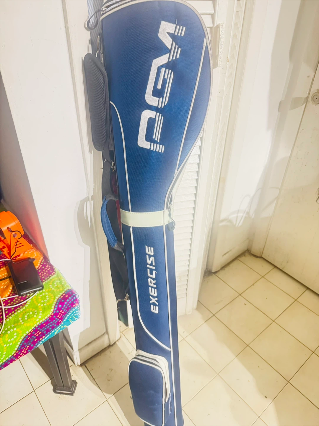 Golf bag full of club bars and balls