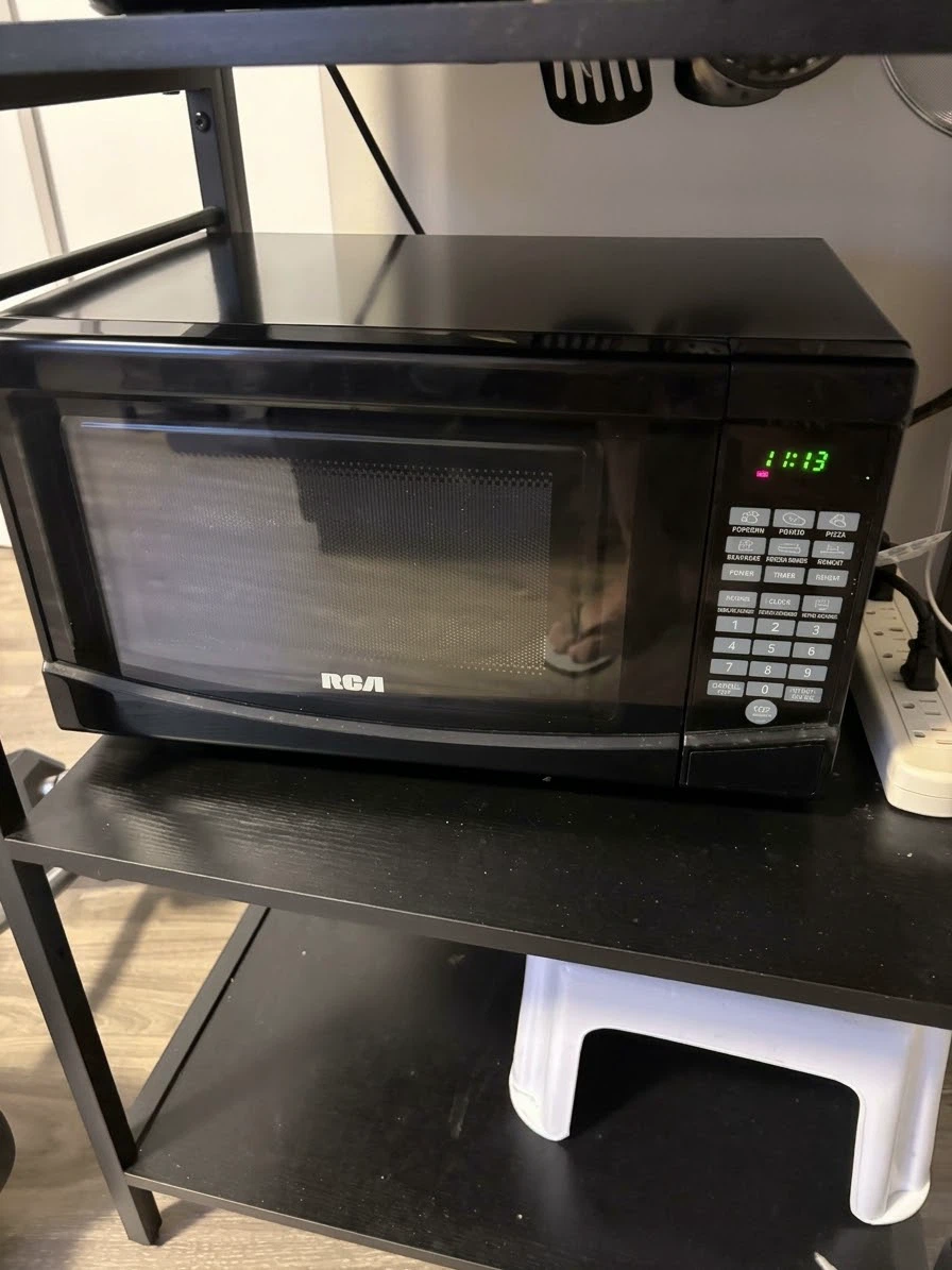 RCA Black Countertop Microwave