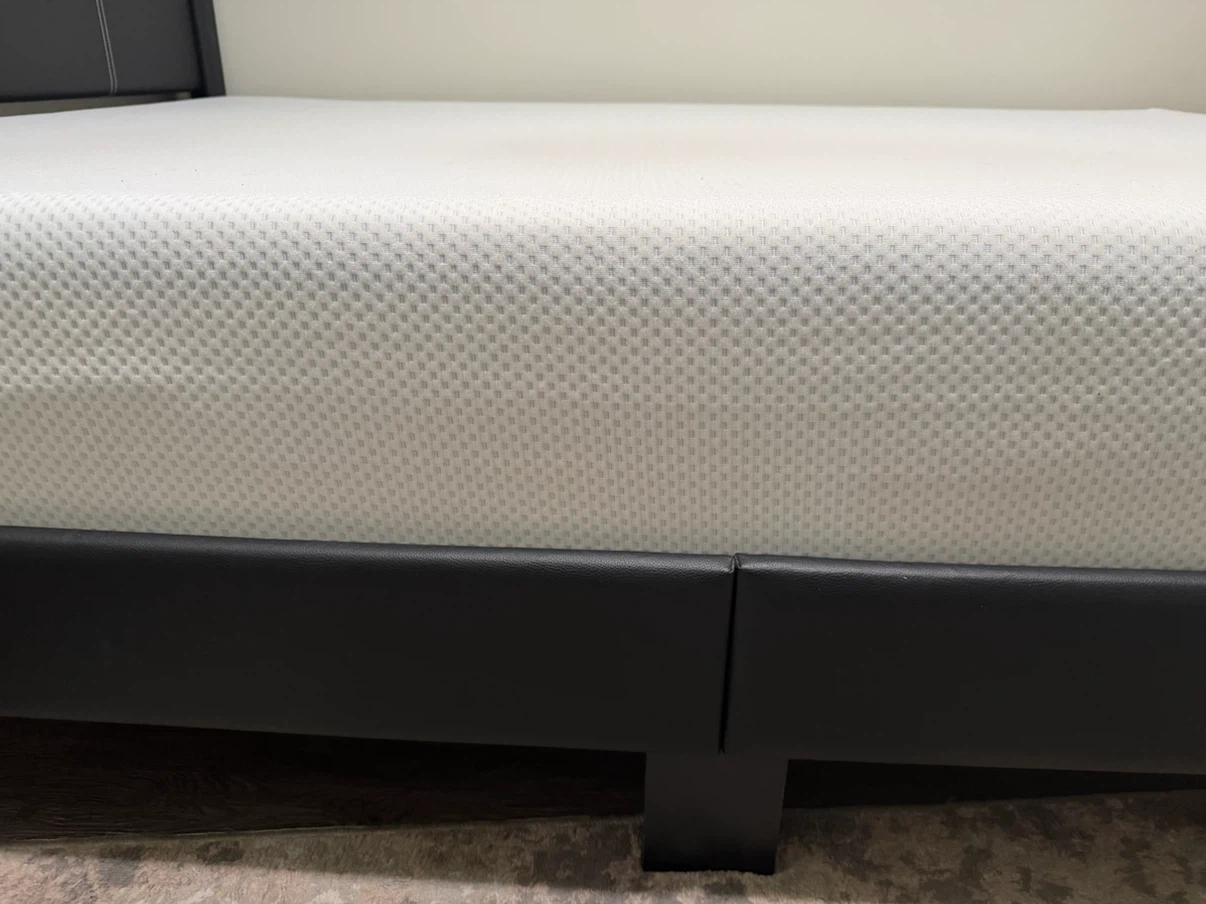 Queen-size Mattress plus Wooden Bed - photo 3