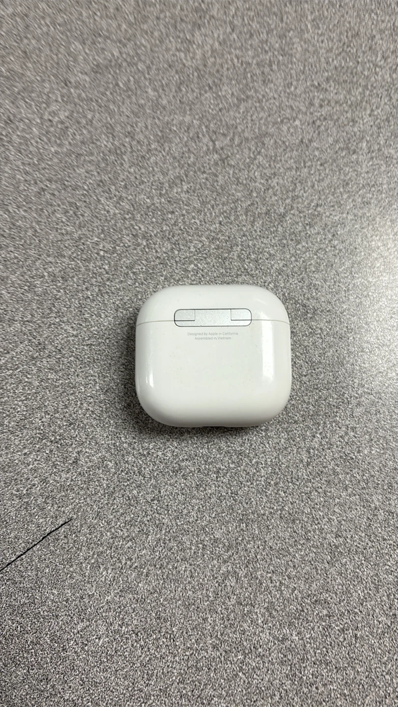 Apple AirPods Charging Case gen 4 - photo 2
