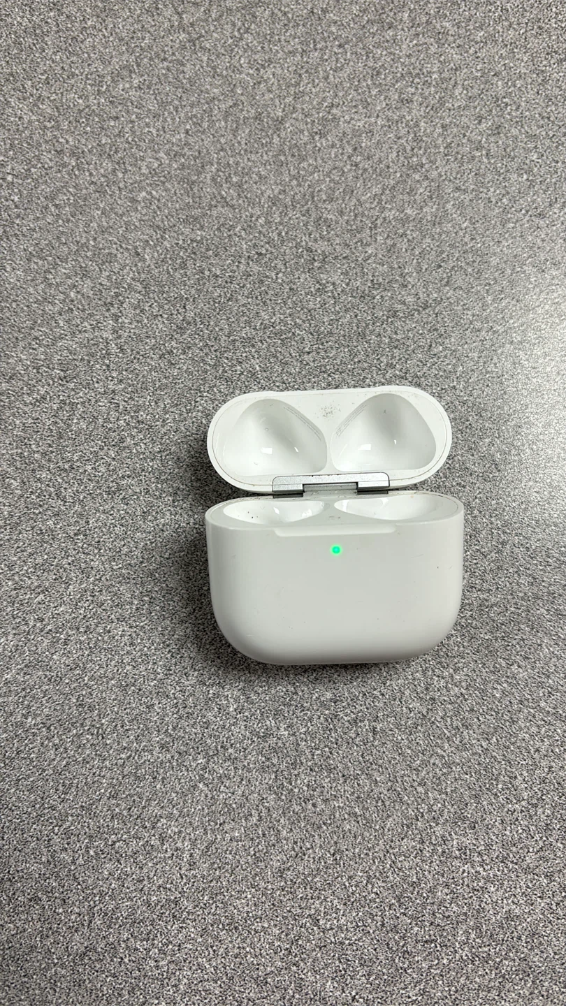Apple AirPods Charging Case gen 4 - photo 3