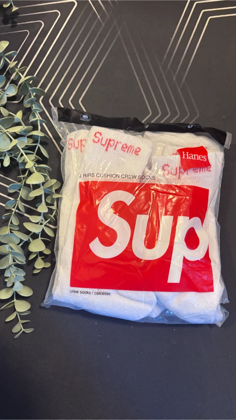 Supreme x Hanes Cushion Crew Socks 4-Pack