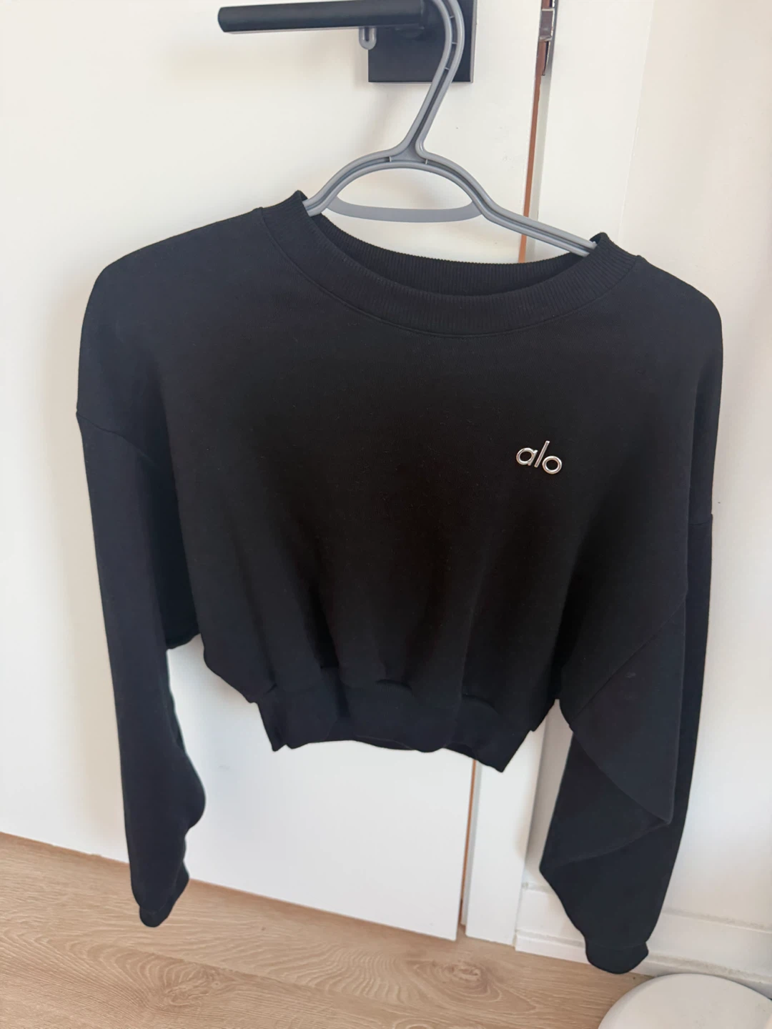 Alo Yoga Black Cropped Sweatshirt