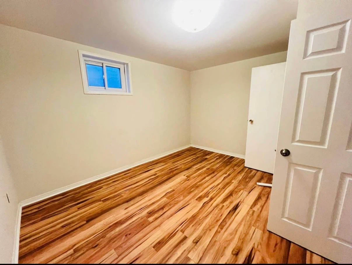 Short-Term or Long-Term Room for Rent in Richmond Hill - photo 4
