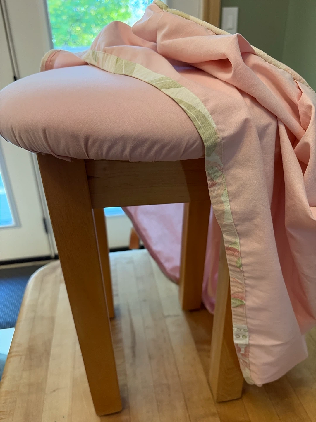 Pink fabric vanity stool and cover - photo 2