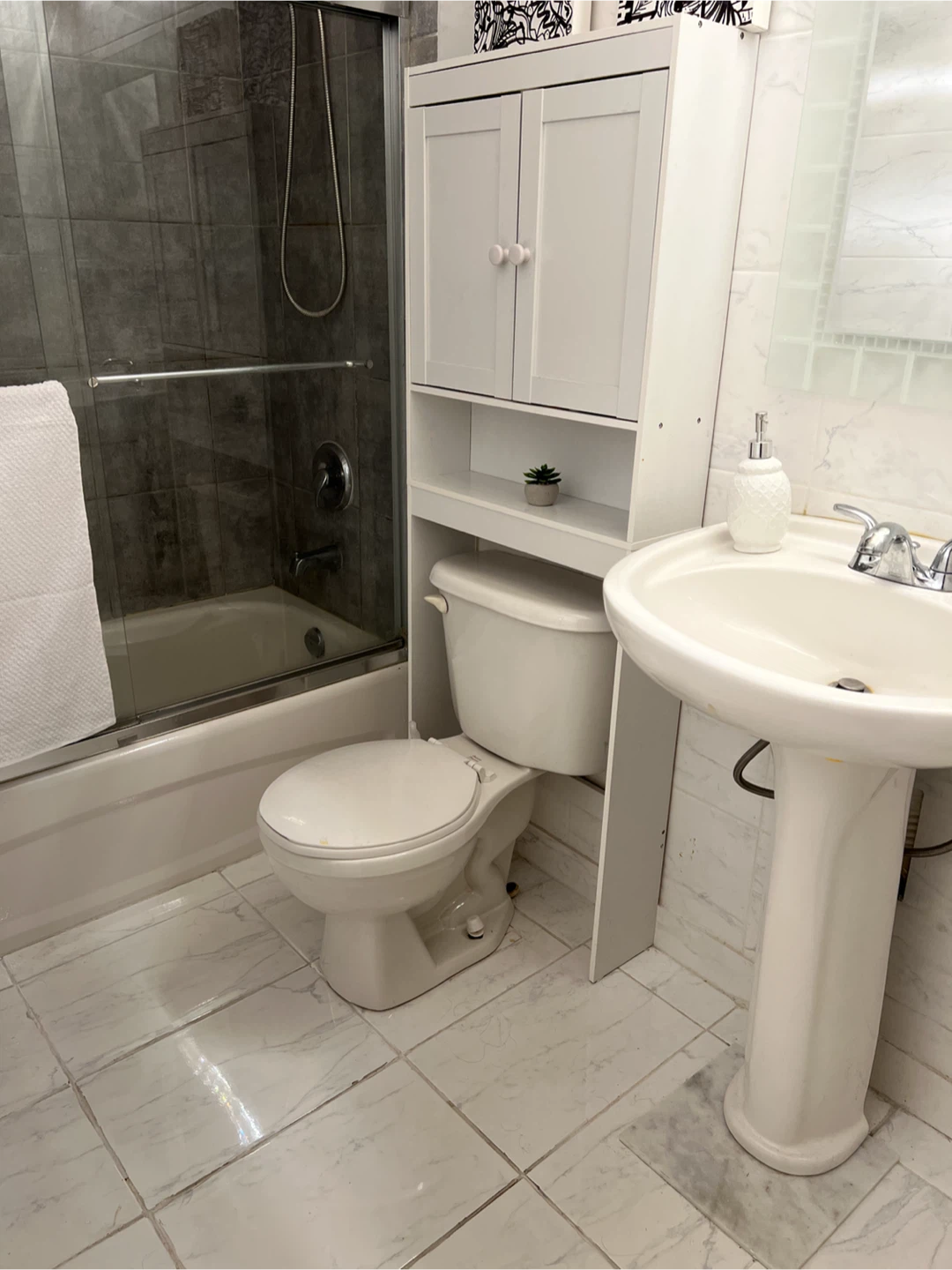 2 Rooms in Upper Level Argentia/Tenth Line/Derry Move November 1 - photo 3