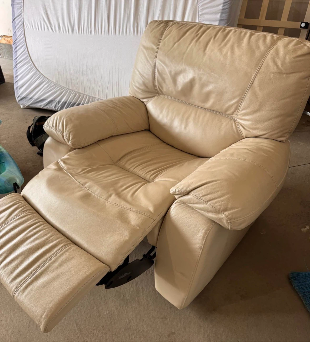 Beige Leather Recliner Armchair - photo 2