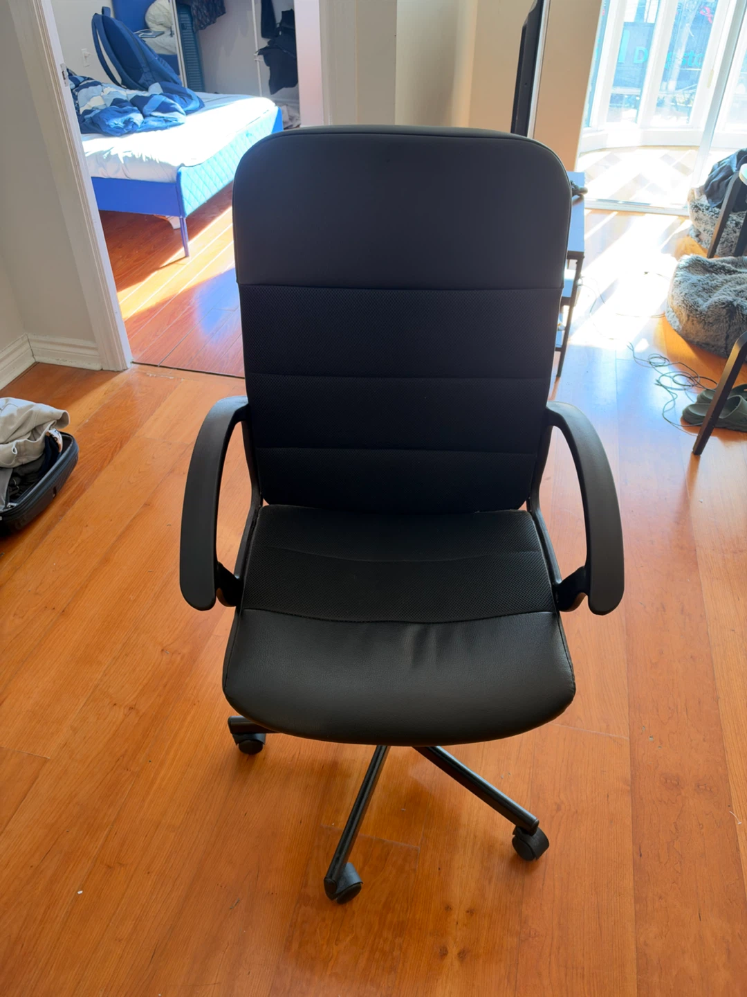 Black Office Chair with Armrests – Swivel, Adjustable Height