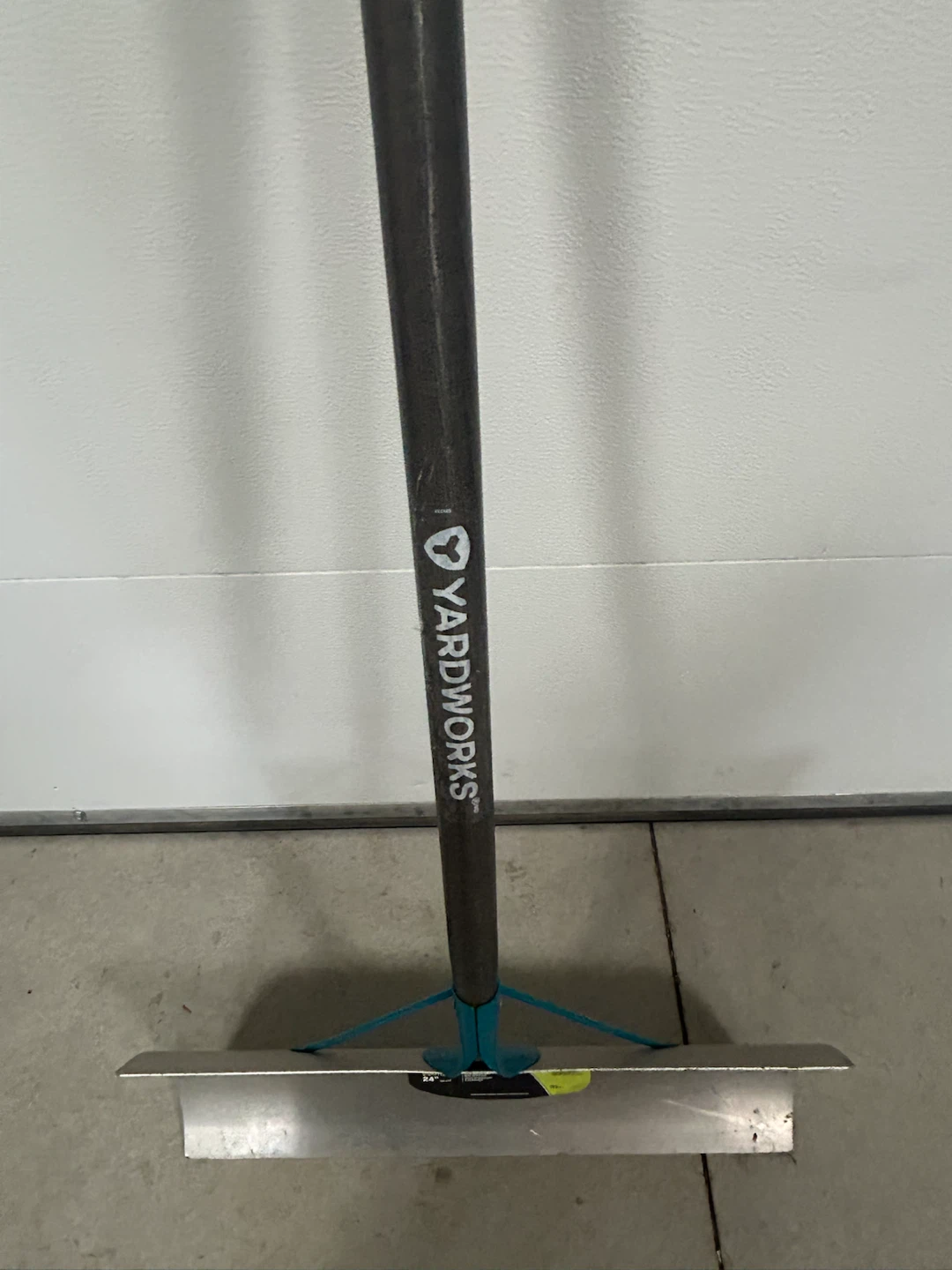 Yardworks 24-inch Aluminum Snow Pusher - photo 2