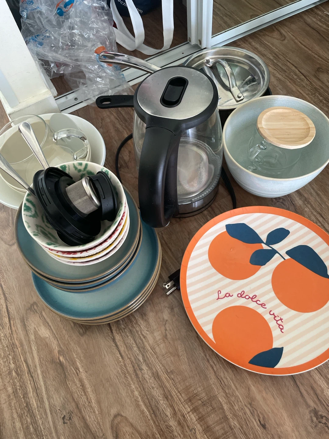 Kitchenware Assortment with Electric Kettle