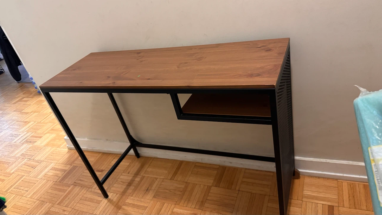 Desk - photo 2
