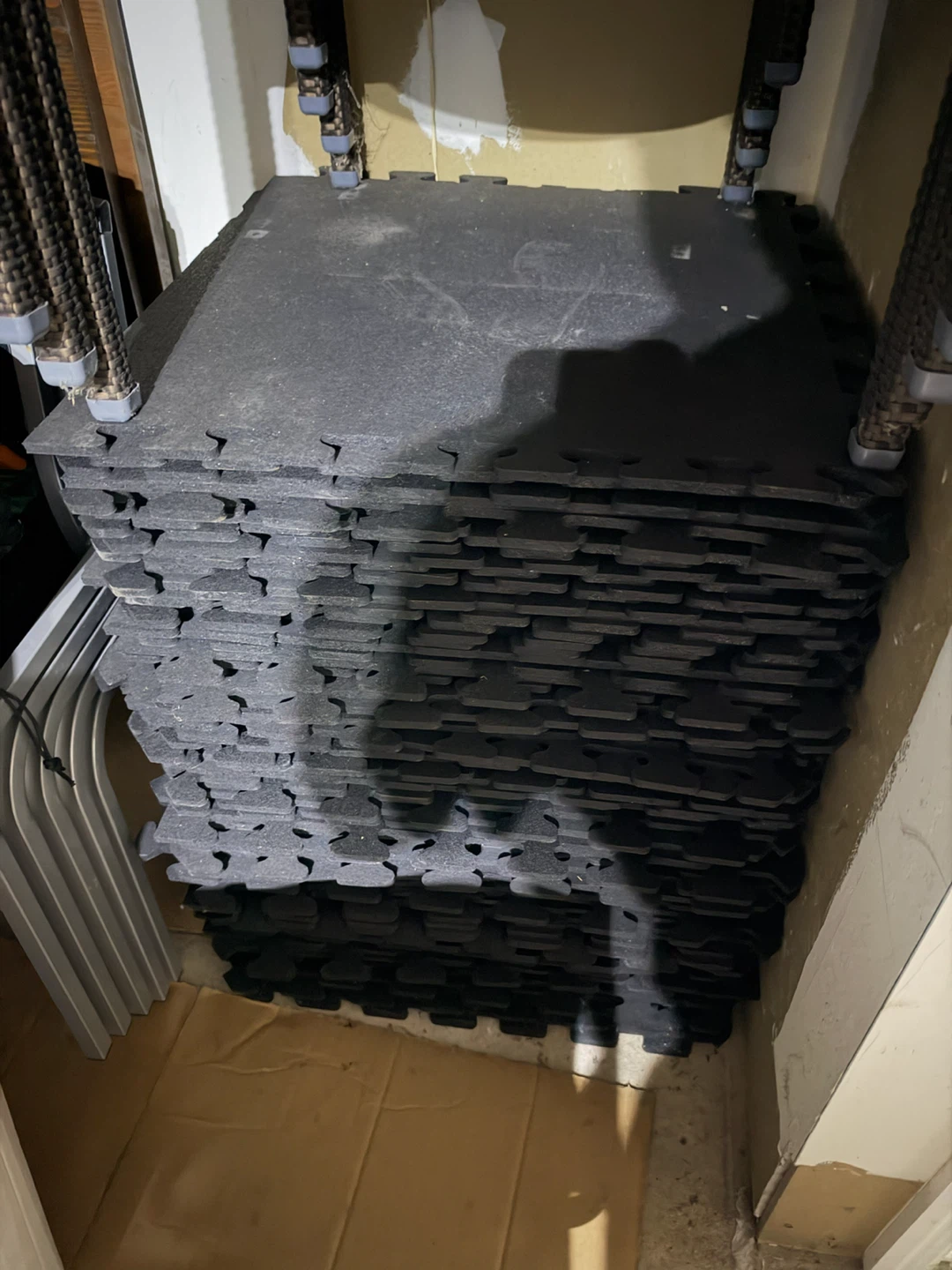Gym rubber interlocking floor tiles